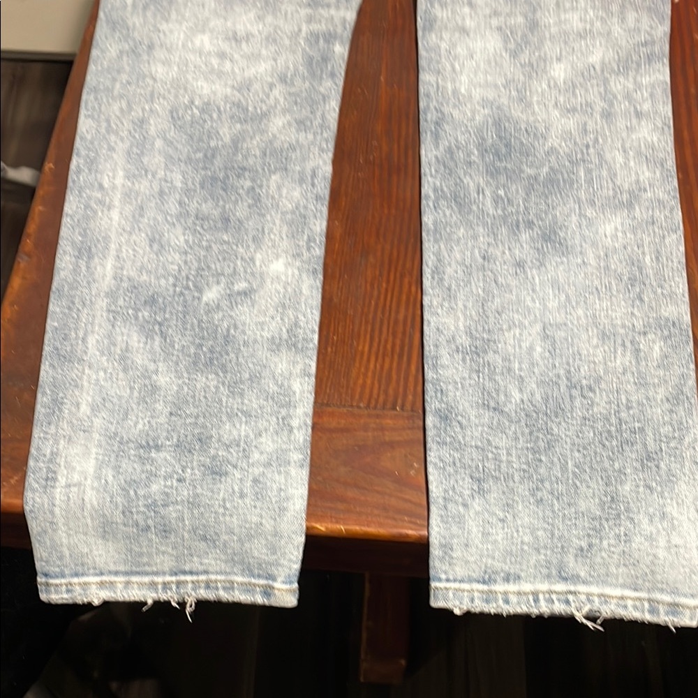 American Eagle Distressed Light Wash Jeans - Picture 5 of 6